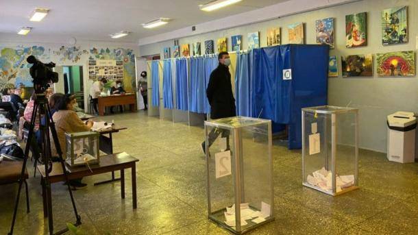На избирательных участках Украинки не хватает ящиков и кабинок для голосования