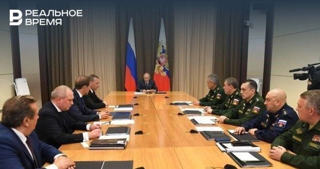 Путин пошутил над военными на совещании