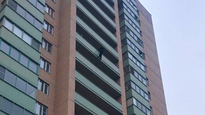 В Пушкинском районе неизвестный повис с балкона из-за девушки