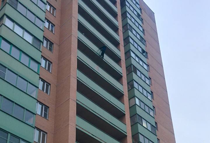 На балконе многоэтажки в Шушарах повис мужчина