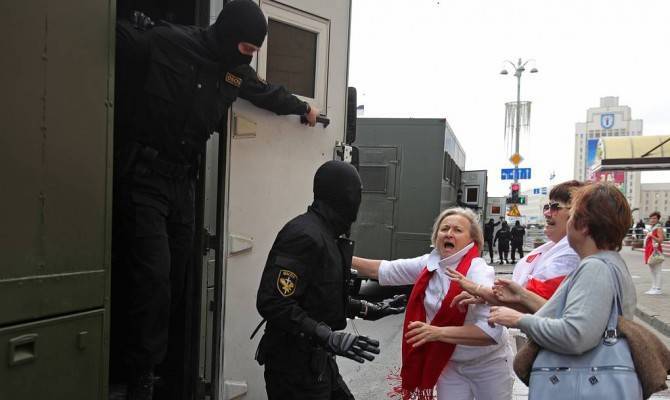 Силовики разогнали протестующих на очередной акции в Минске