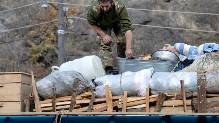 Военные и мирное население покидают Карабах без провокаций