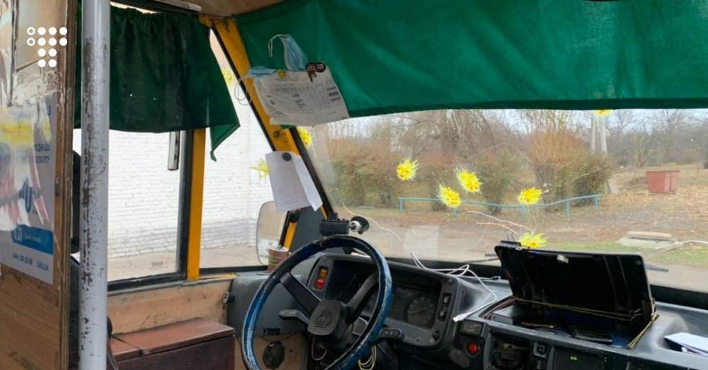 В Донецкой области автобус избирательной комиссии обстреляли пулями с краской