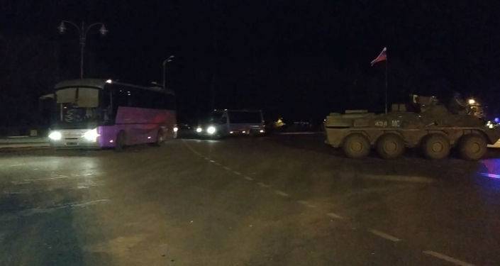 Жители Карабаха в сопровождении миротворцев возвращаются из Армении: видео из Степанакерта
