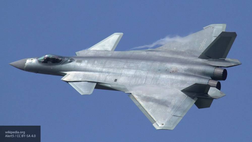 Эксперт заявил о тотальной уязвимости F-22 ВВС США перед китайским J-20