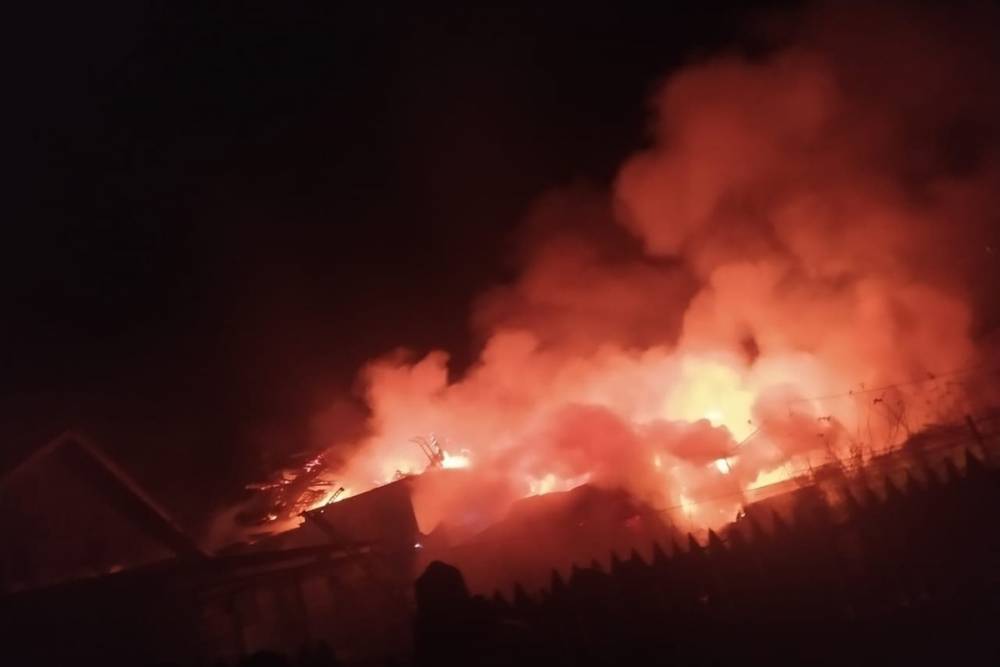 В Ярославской области ночной пожар уничтожил загородный дом семейной пары