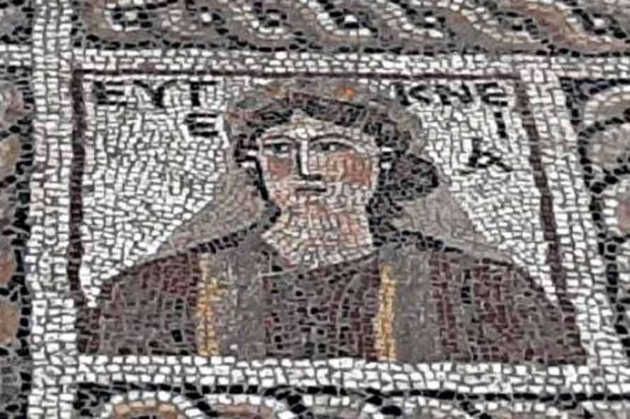 Археологи обнаружили 2000-летнюю мозаику, напоминающую "Мону Лизу"