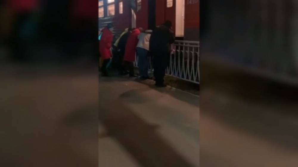 Поезд насмерть сбил женщину на станции Кушелевка