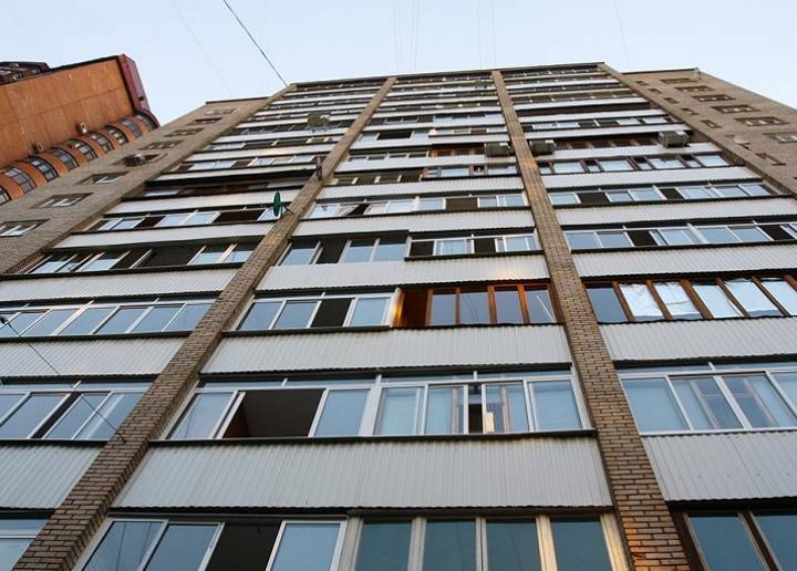 Остались жена и маленький ребенок: врача в Омске нашли мертвым под окнами многоэтажки