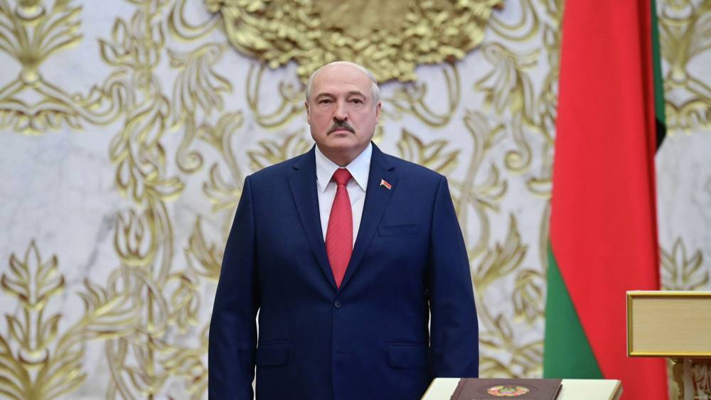 Лукашенко заговорил о передаче части своих полномочий: "Народ на них замкнулся"