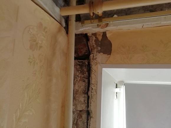 В Петербурге во время ремонта в квартире обрушился потолок (фото)