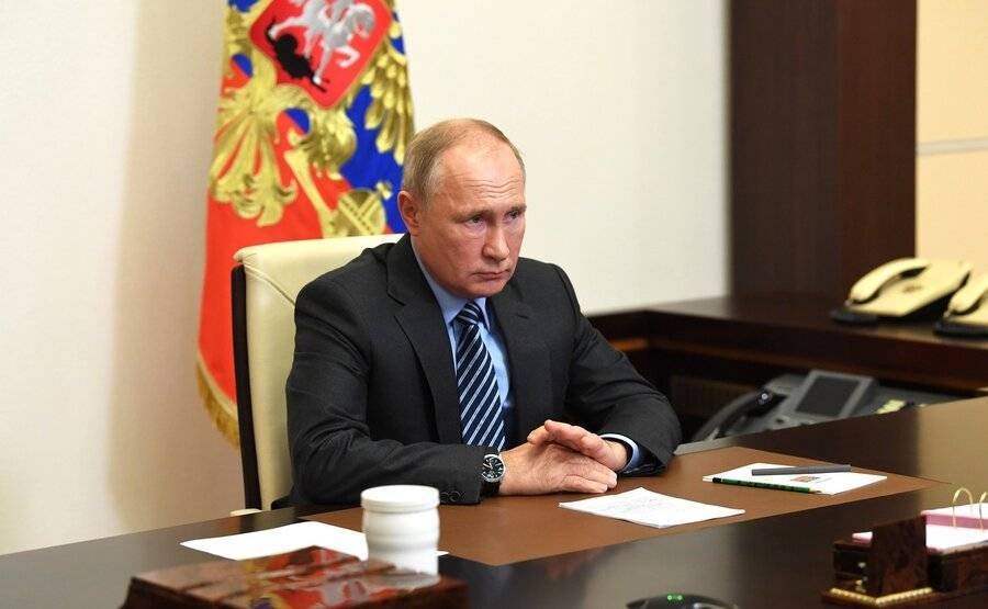 Путин обсудил с Макроном ситуацию в Карабахе