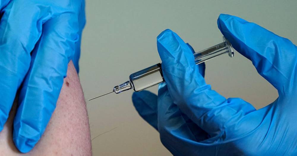 Вакцинация от COVID не сможет остановить пандемию, считает глава ВОЗ