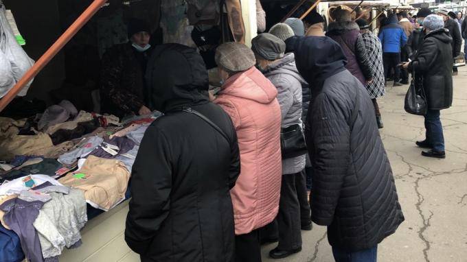 Петербуржцы пожаловались на ярмарку у станции метро "Приморская"