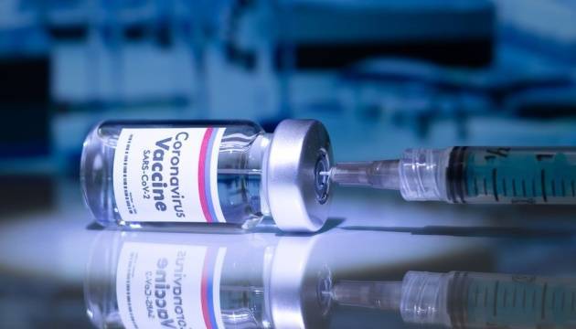 "Гонка" вакцин от COVID-19: еще одна компания заявила о высокой эффективности своего препарата