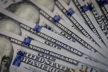 Узбекистанцы с начала года продали банкам валюты на 3,7 миллиарда долларов
