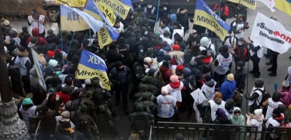 В Киеве произошли стычки между полицией и протестующими под Радой предпринимателями