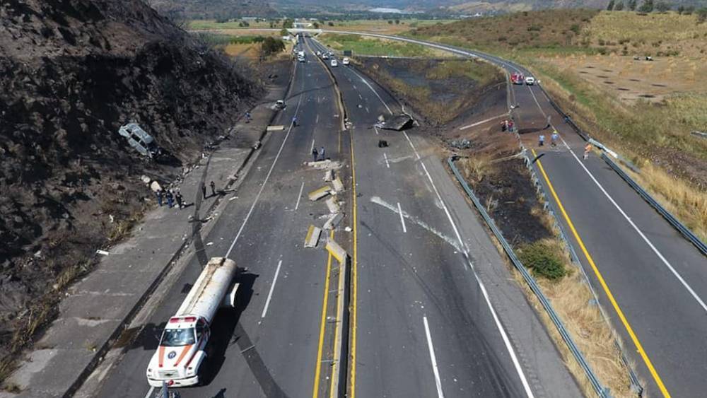 В Мексике 12 человек погибли при взрыве автоцистерны на трассе