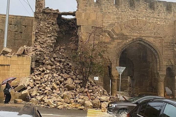 В Дербенте рухнула часть тысячелетней крепостной стены из списка ЮНЕСКО
