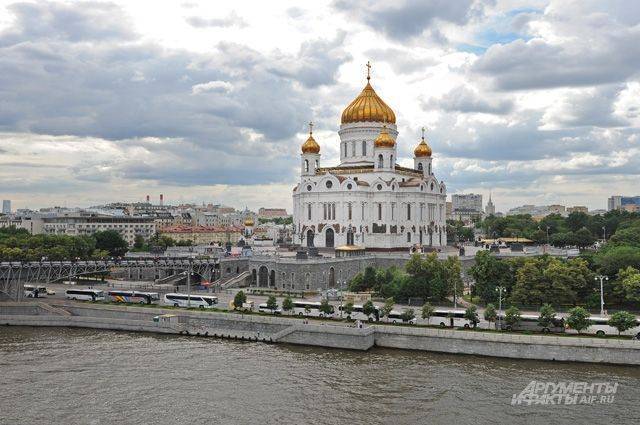 При падении машины в реку в Москве погиб водитель