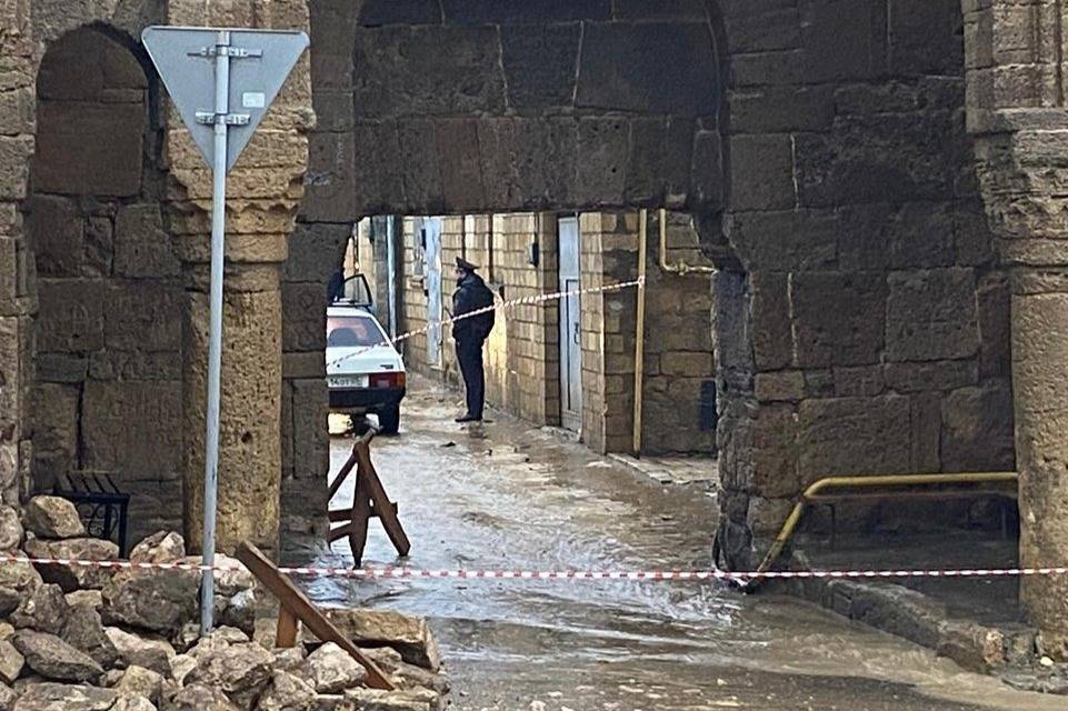 Минкульт РФ оценит последствия обрушения древней стены в Дербенте