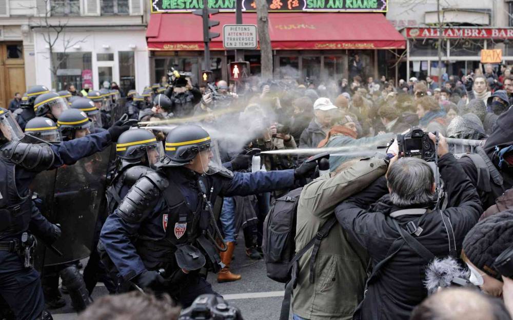 В Париже со слезоточивым газом выселили нелегальный лагерь мигрантов