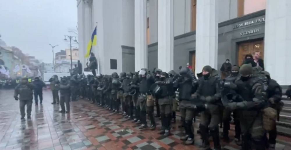 В Киеве ФЛП штурмуют здание Рады: полиция задерживает предпринимателей – видео