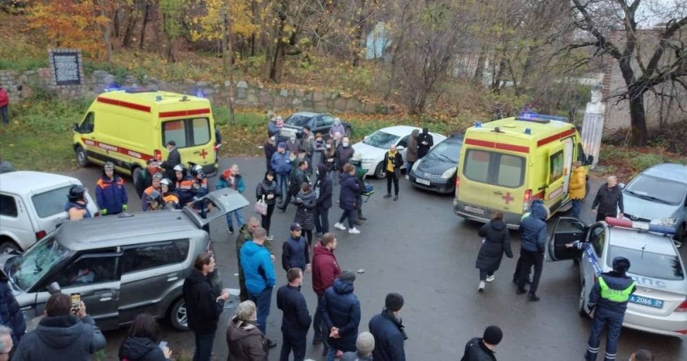 Врезавшегося в толпу людей в Холмогоровке водителя KIA охраняют сотрудники ГИБДД