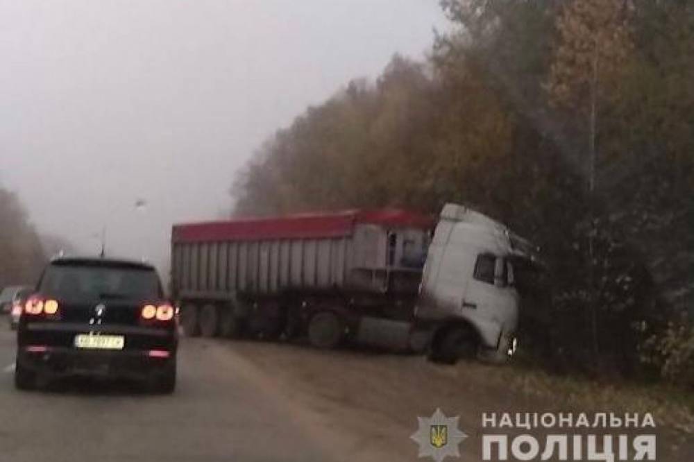 В Винницкой области столкнулись грузовик и легковушка, есть погибший и травмированные
