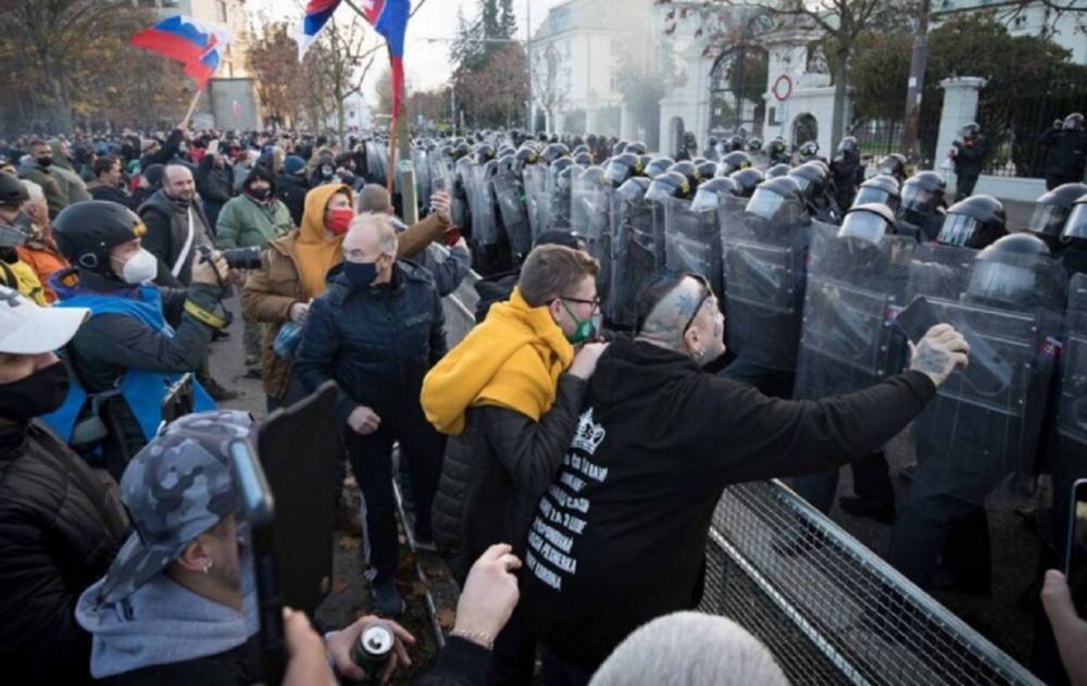 В Словакии на акции протеста против карантина вышли тысячи людей