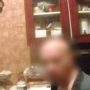 В одной из квартир Запорожья обнаружили труп: сожитель погибшей набросился на патрульных с ножом. Видео