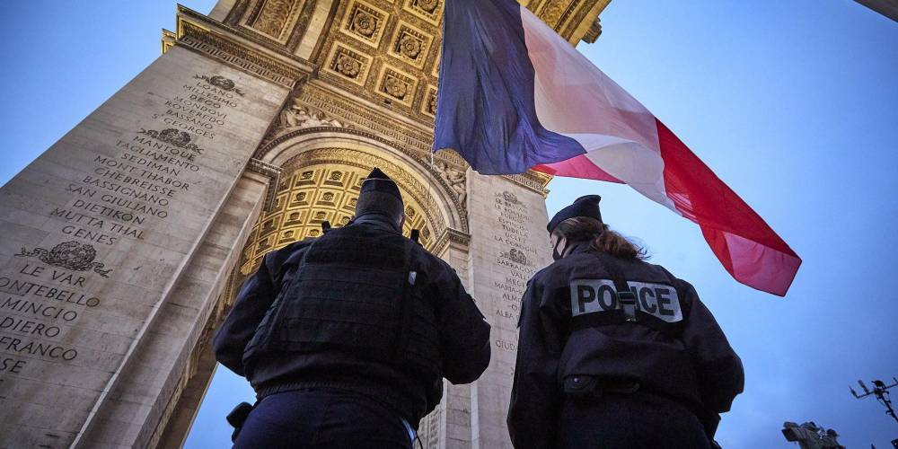 Во Франции вводят запрет на распространение фото с полицией