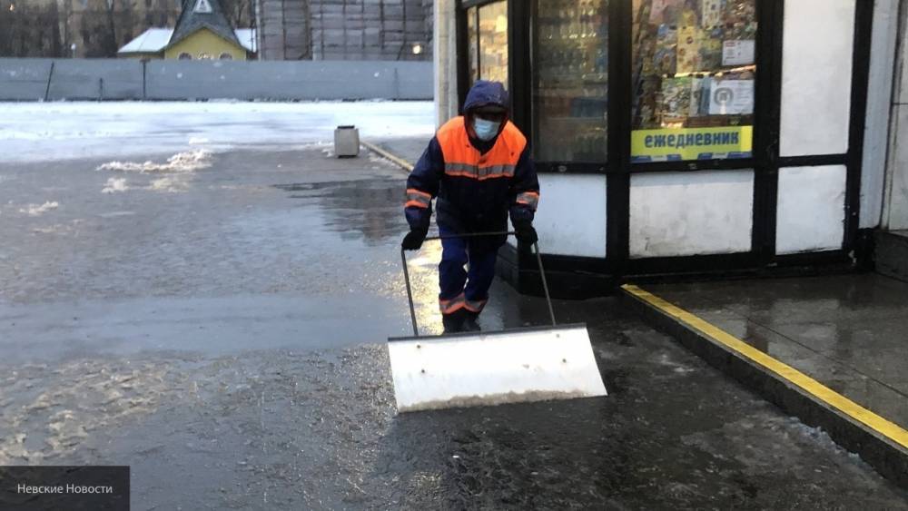Почти 600 единиц техники вышло на уборку Петербурга от снега
