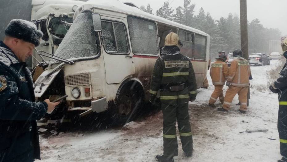 Один пассажир погиб, 12 пострадали в ДТП с автобусом под Петербургом