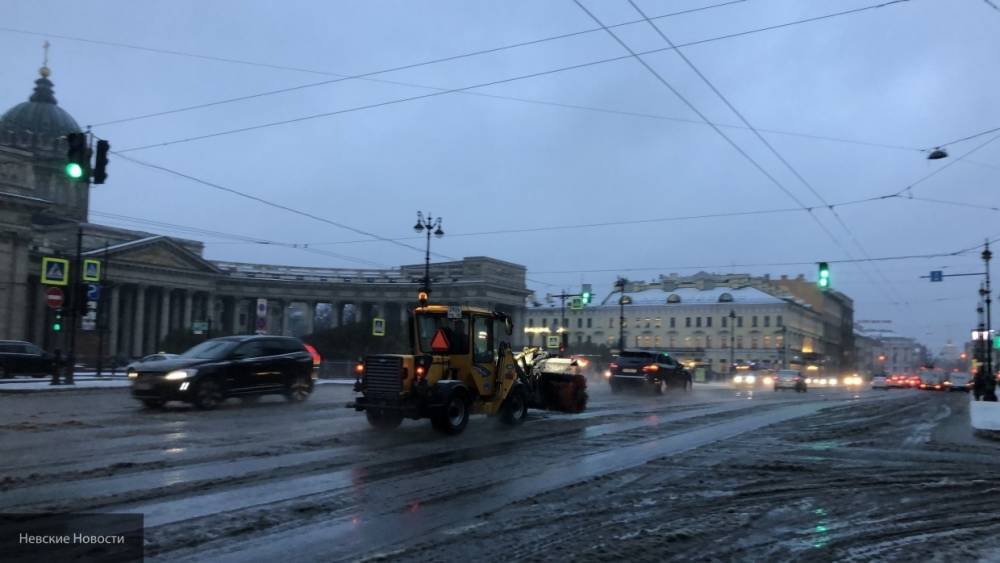 Более 500 единиц техники ликвидируют последствия снегопада в Петербурге