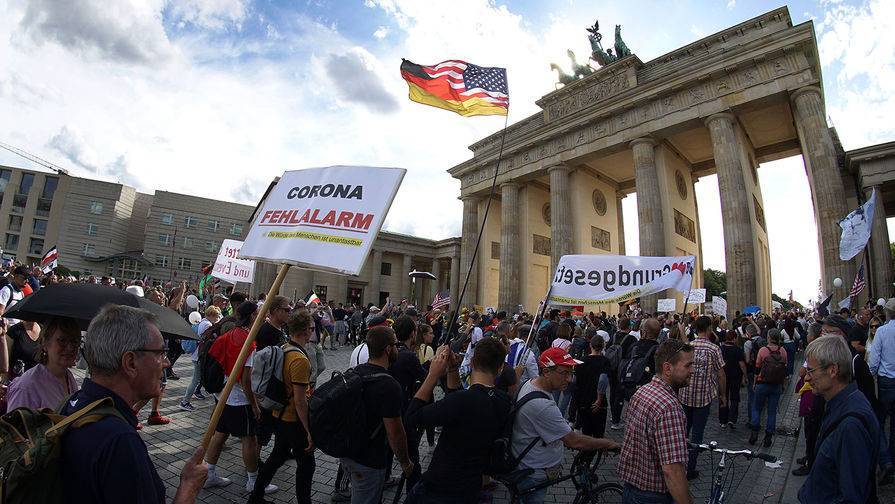 Берлинская полиция применяет перечный газ и водометы против протестующих