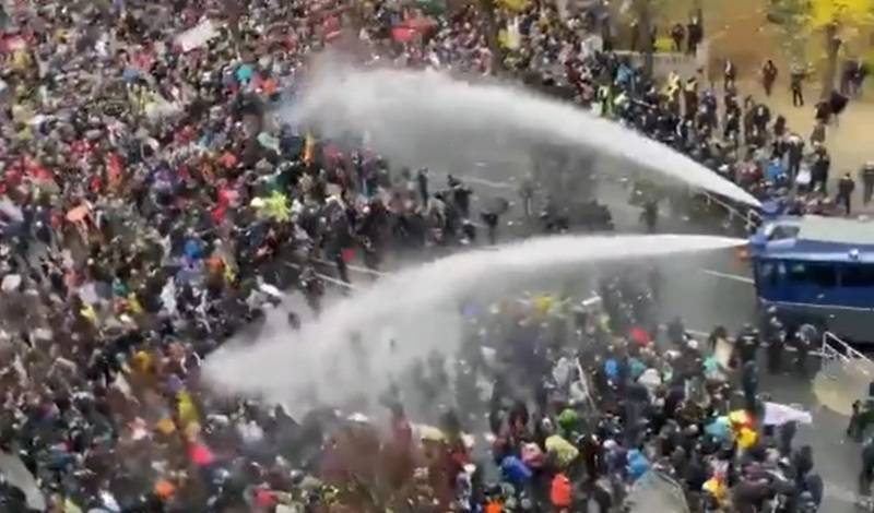 В Берлине впервые за много лет применили водометы против митингующих