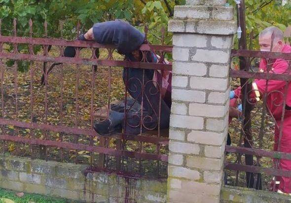 В Одесской области мужчина хотел перелезть через забор, но застрял и попал в больницу