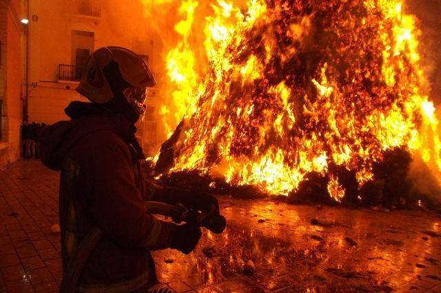 В Орловской области служащий ЗВО спас троих человек из горящей квартиры