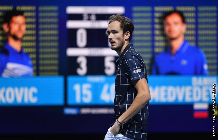 Медведев победил Джоковича и вышел в полуфинал Итогового турнира ATP