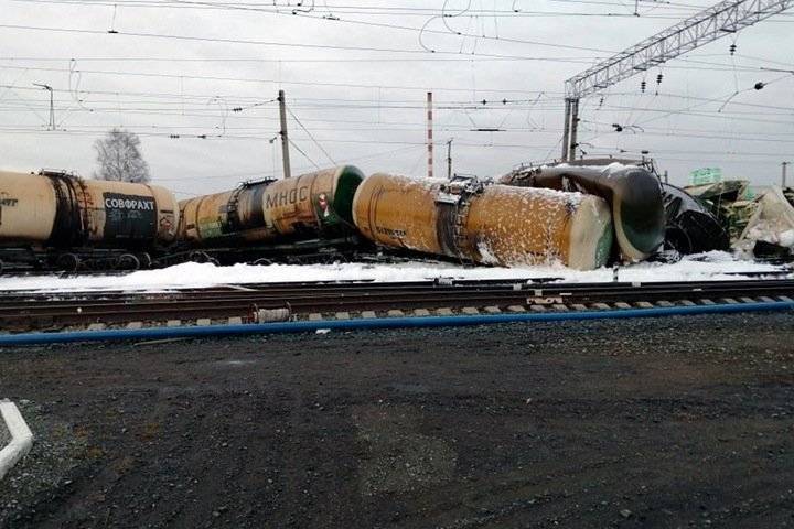 Названа причина схода десятков вагонов на новосибирской железной дороге