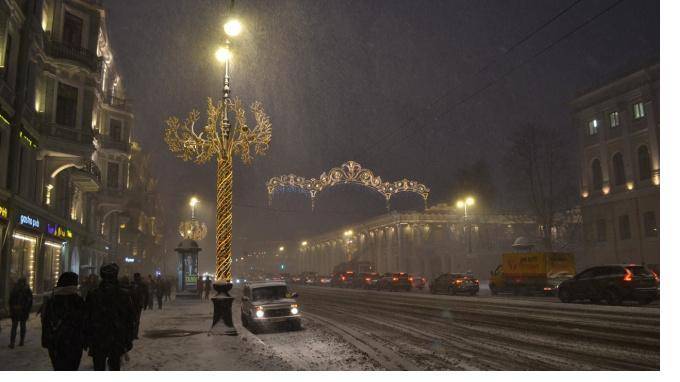 Невский проспект ночью украсили новогодними гирляндами