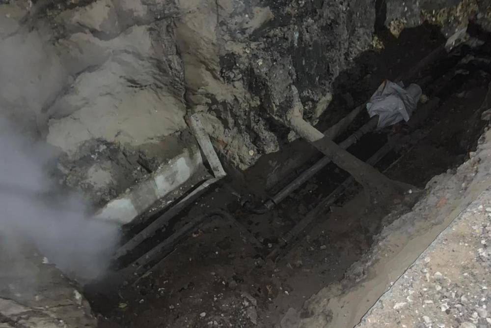 В Саратове женщину госпитализировали после падения в разрытую коммунальщиками яму