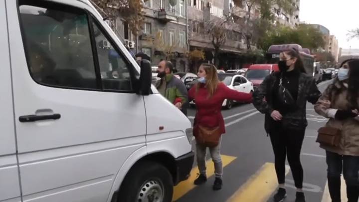 Микроавтобус врезался в цепочку протестующих в Ереване