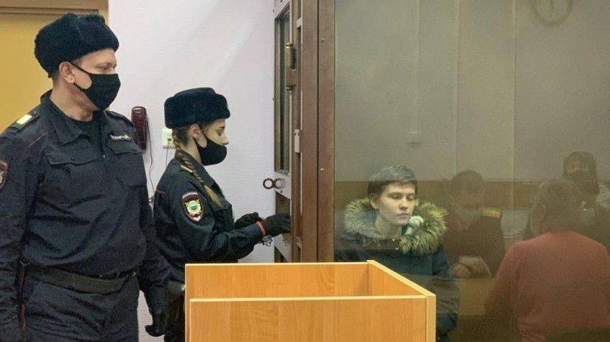 Обвиняемую в убийстве двоих детей в Москве мать отправили под арест — видео