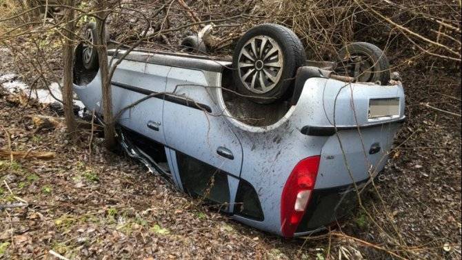 Женщина пострадала при опрокидывании машины в Тверской области