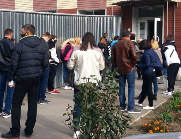 Жители Запорожья целый день ждут в больнице очередь на COVID-тест