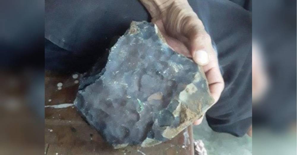 Метеорит пробил крышу дома индонезийца и сделал его миллионером