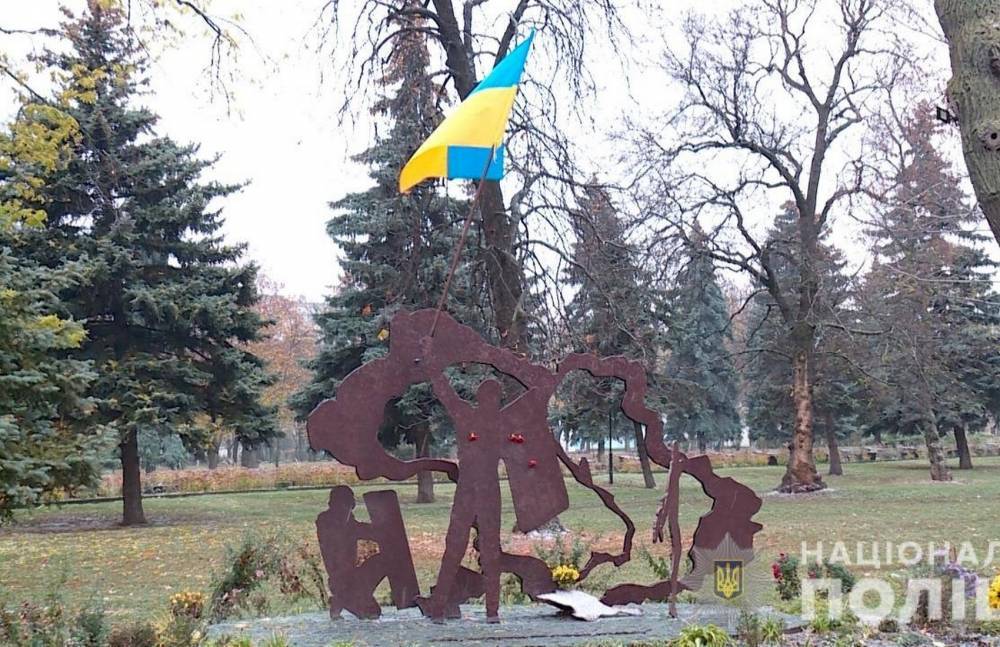 На Киевщине мужчина надругался над украинским флагом около скульптуры Героям Небесной Сотни