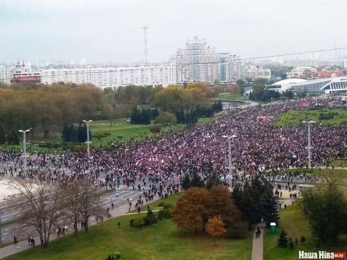 Очевидцы сообщают: в протестах в Минске участвуют более пяти тысяч человек. Силовики призывают их разойтись